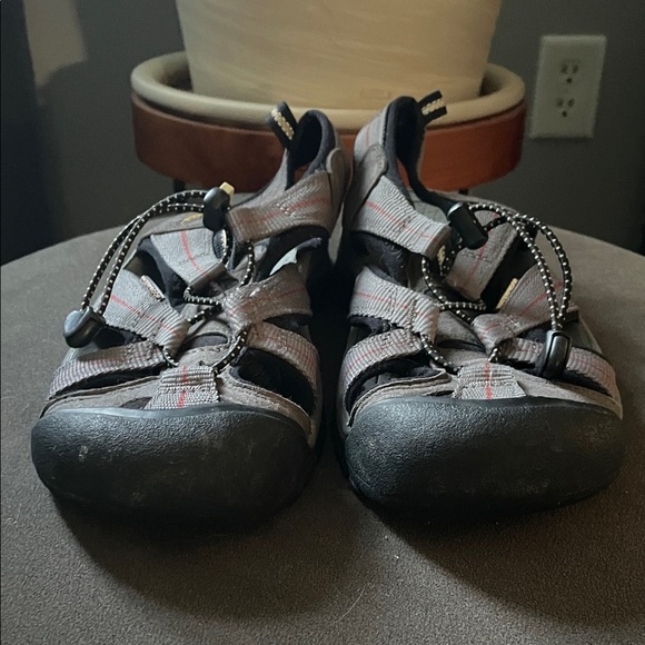 Keen Men’s 7 Closed Toe Hiking Outdoor Sandals Waterproof Black & Grey - Picture 3 of 7